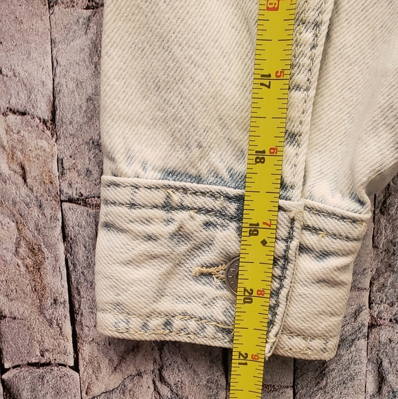 Acid-Wash Cropped Denim Jacket - Picture 6 of 10